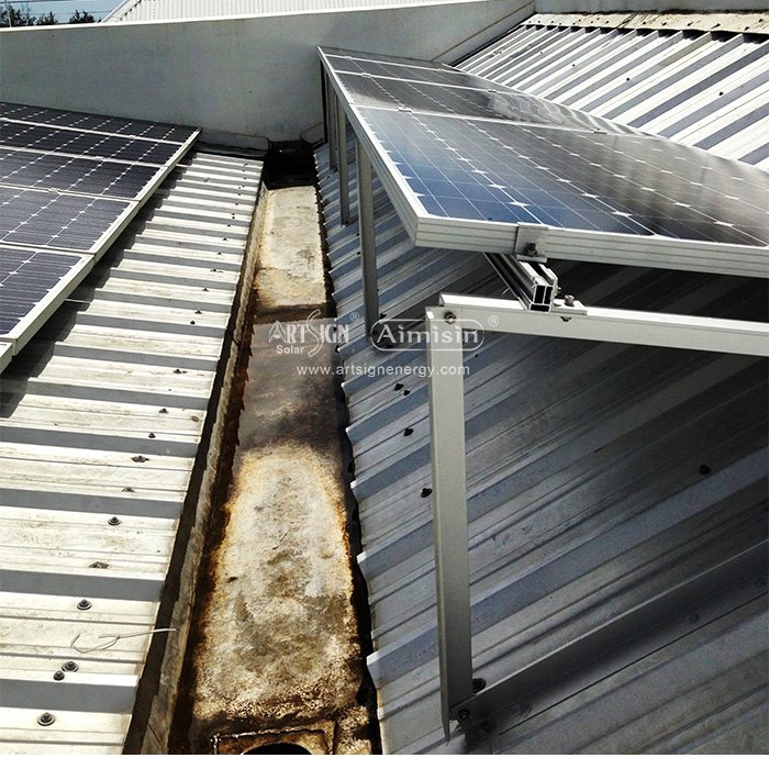 Sistema di montaggio su tetto in metallo
