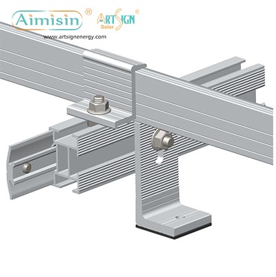 Installazione di pannelli solari su un tetto in tegole