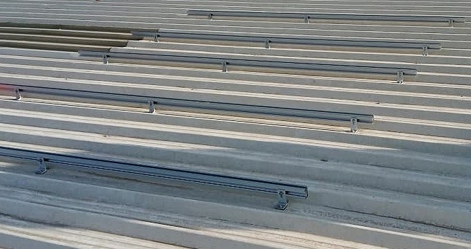 Sistema di montaggio solare con piede a L in alluminio da 1 MW per tetto in metallo