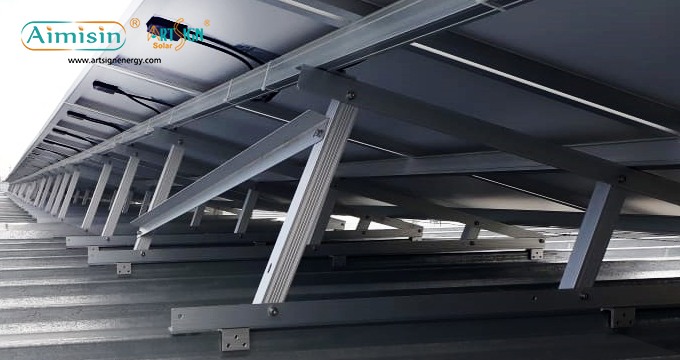 Sistema di montaggio sul tetto del pannello solare con aggraffatura N Clip