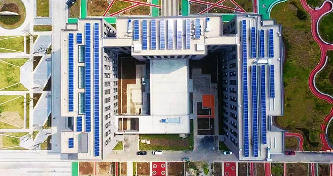 Bellissima!!! Queste università installazione di stazioni di energia fotovoltaica!
