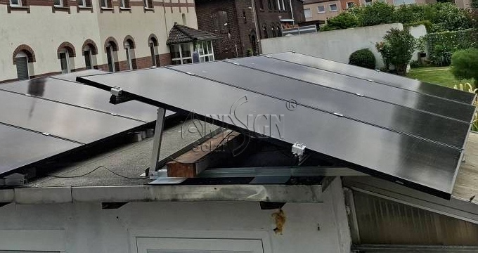 Progetto solare per tetto piano ArtSign da 15,3 kW in Francia: Kit di montaggio solare triangolare con profilo a U