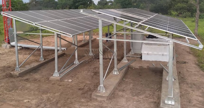 Romania: ottima scelta per l'energia pulita: struttura di montaggio a terra in acciaio rivestito Solar ZM
