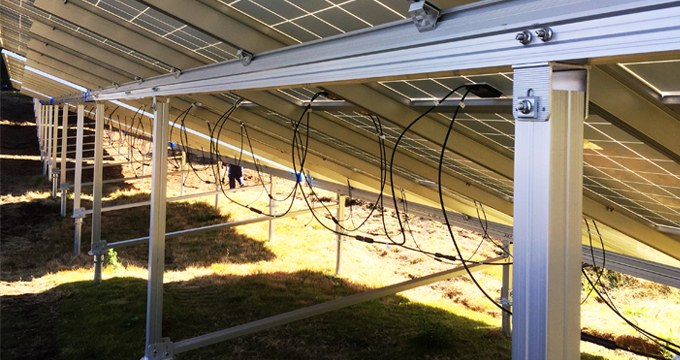 Sistema di montaggio solare a terra ArtSign installato nell'area montuosa del Giappone
